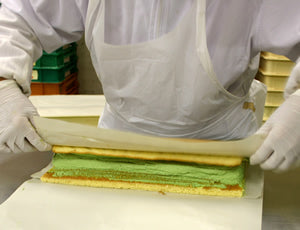 濃茶ロールケーキ製造風景巻く
