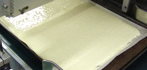 濃茶ロールケーキ製造風景生地