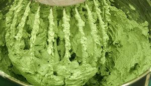 濃茶ロールケーキ製造風景抹茶クリーム