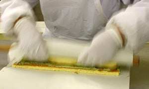 濃茶ロールケーキ製造風景巻き上げる