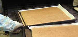 濃茶ロールケーキ製造風景焼き